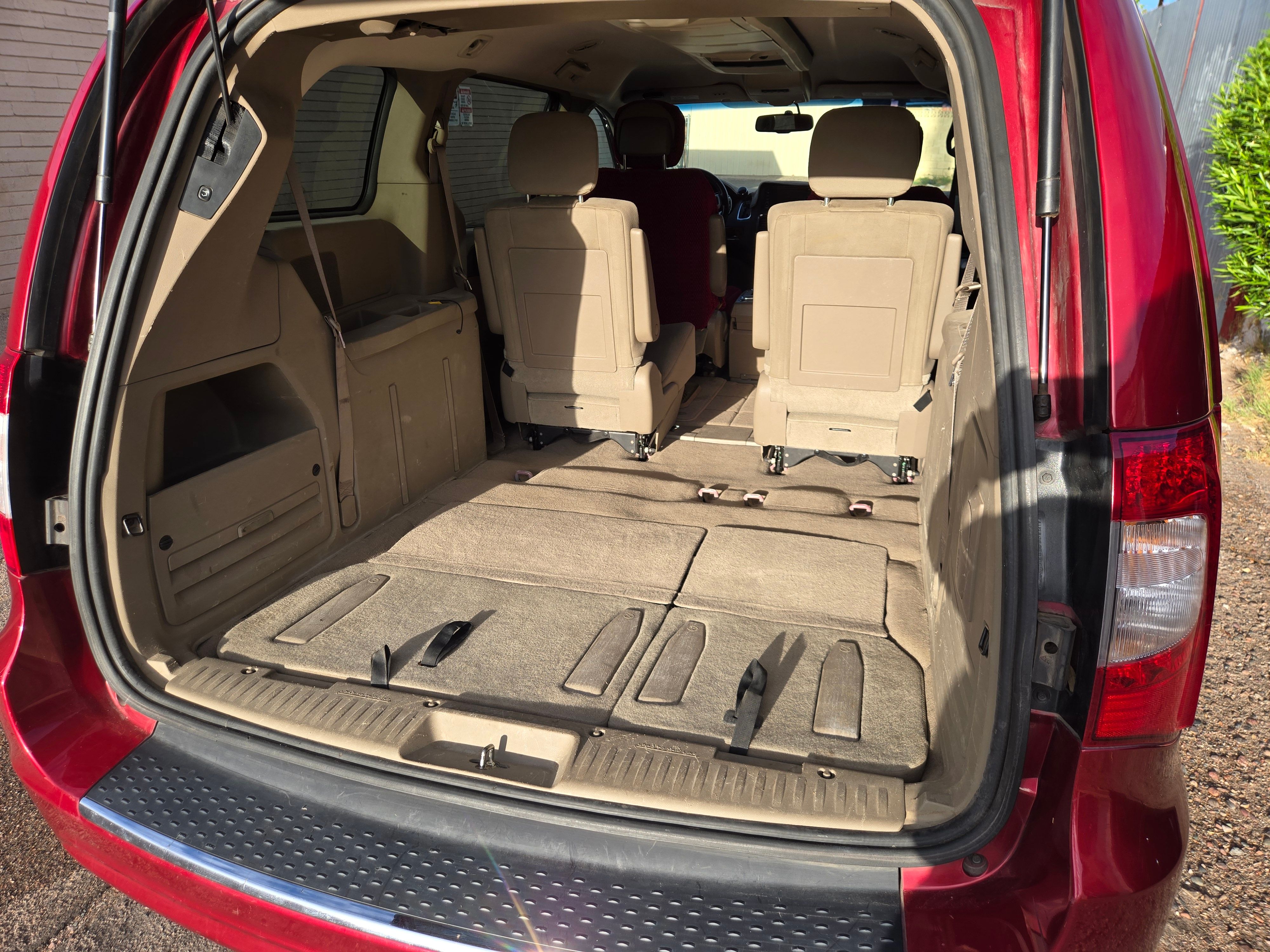 Used 2014 Chrysler Town & Country Touring FWD image 17