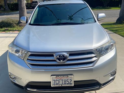 Used 2013 Toyota Highlander Plus FWD image 1