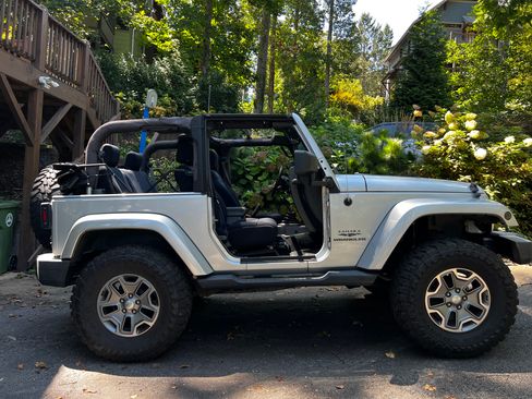 Used 2007 Jeep Wrangler Sahara AWD/4WD image 2