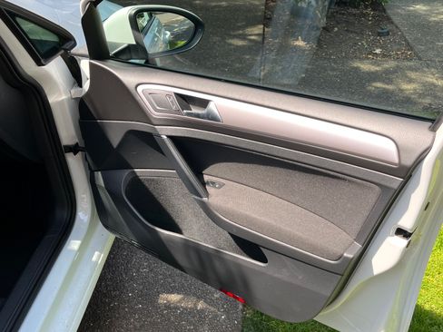 Used 2016 Volkswagen e-Golf SE w/ DC Fast Charging Package FWD image 22