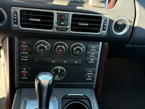 Used 2011 Land Rover Range Rover HSE image 4