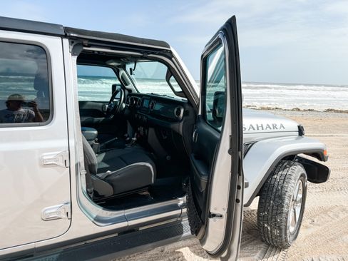 Used 2020 Jeep Wrangler Unlimited Sahara image 12