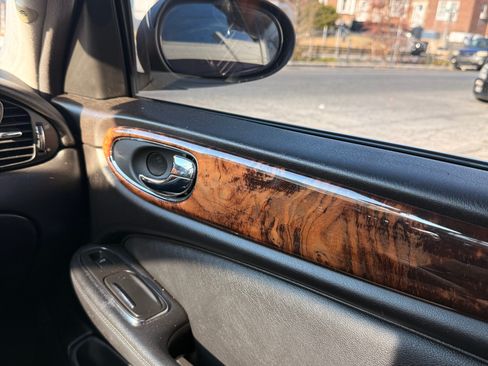 Used 2004 Jaguar XJ8 image 10