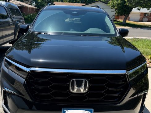 Used 2025 Honda Pilot Touring image 2
