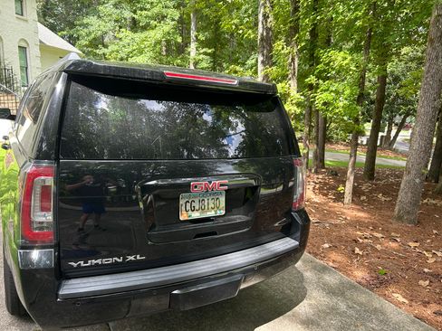 Used 2019 GMC Yukon XL SLT w/ Open Road Package RWD image 2