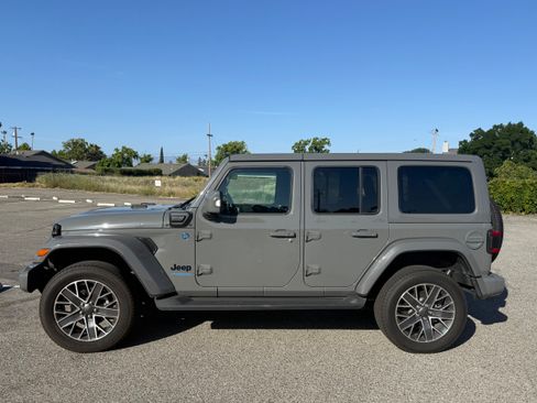Used 2022 Jeep Wrangler Unlimited Sahara AWD/4WD image 1