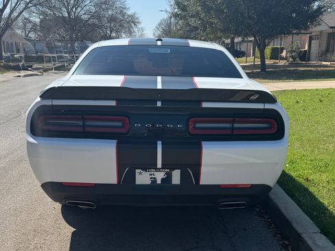 Used 2019 Dodge Challenger SXT image 6