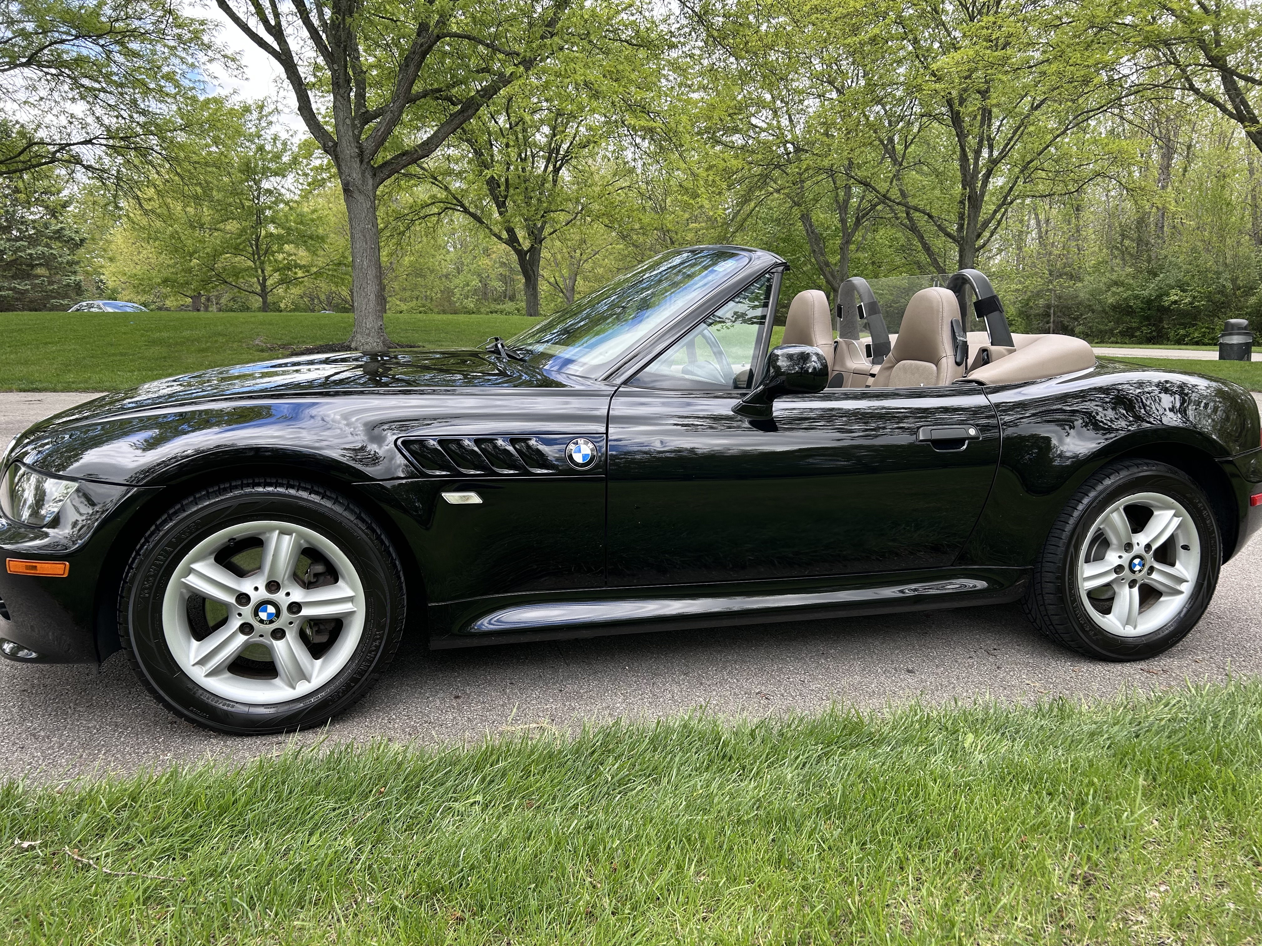 Used 2000 BMW Z3 2.5i RWD image 2