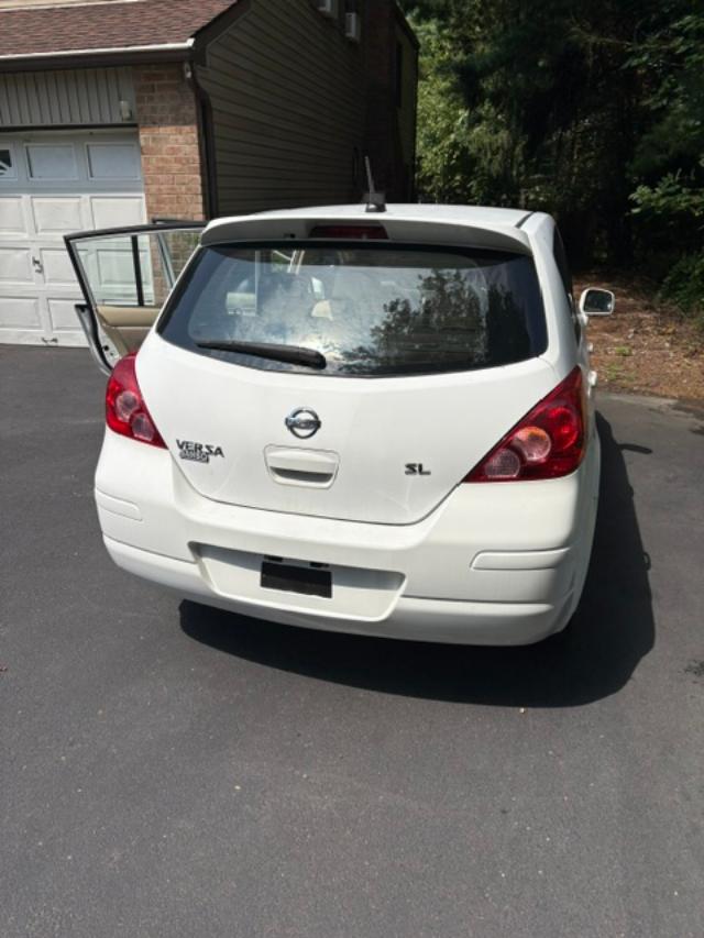 Used 2011 Nissan Versa Hatchback w/ Navigation/Satellite Pkg FWD image 7
