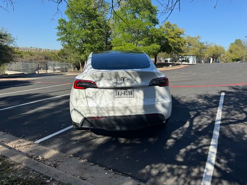 Used 2021 Tesla Model Y Long Range image 8