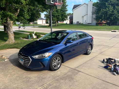 Used 2017 Hyundai Elantra SE FWD image 1
