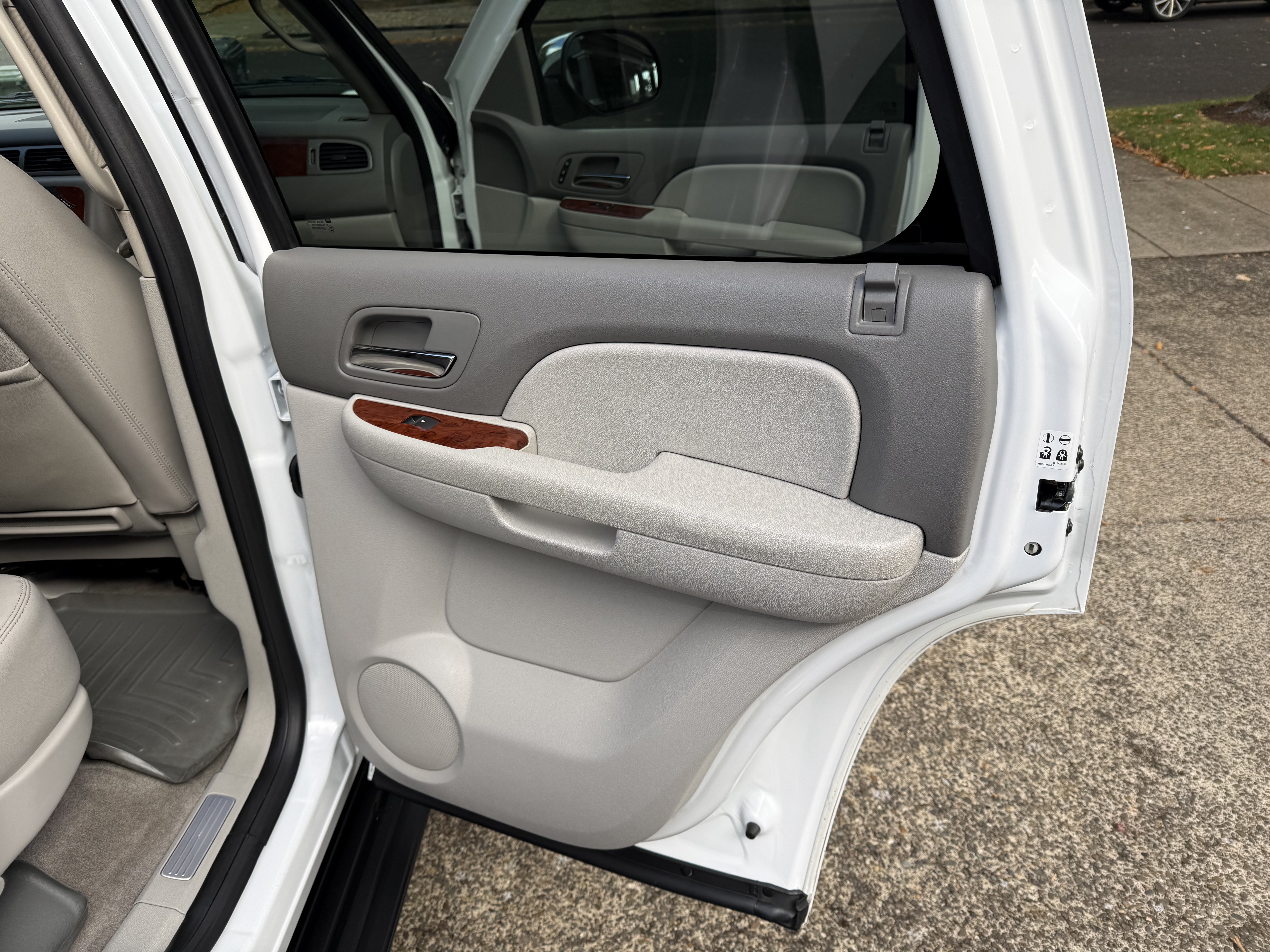 Used 2011 Chevrolet Tahoe LTZ AWD/4WD image 18