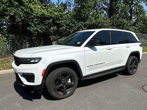 Used 2024 Jeep Grand Cherokee Limited w/ Luxury Tech Group II image 2
