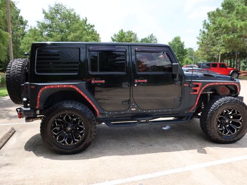 Used 2015 Jeep Wrangler Unlimited Sahara AWD/4WD image 9