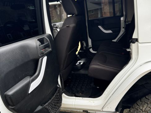 Used 2015 Jeep Wrangler Unlimited Sahara w/ Connectivity Group image 13