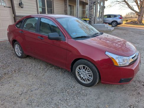 Used 2010 Ford Focus SE image 1