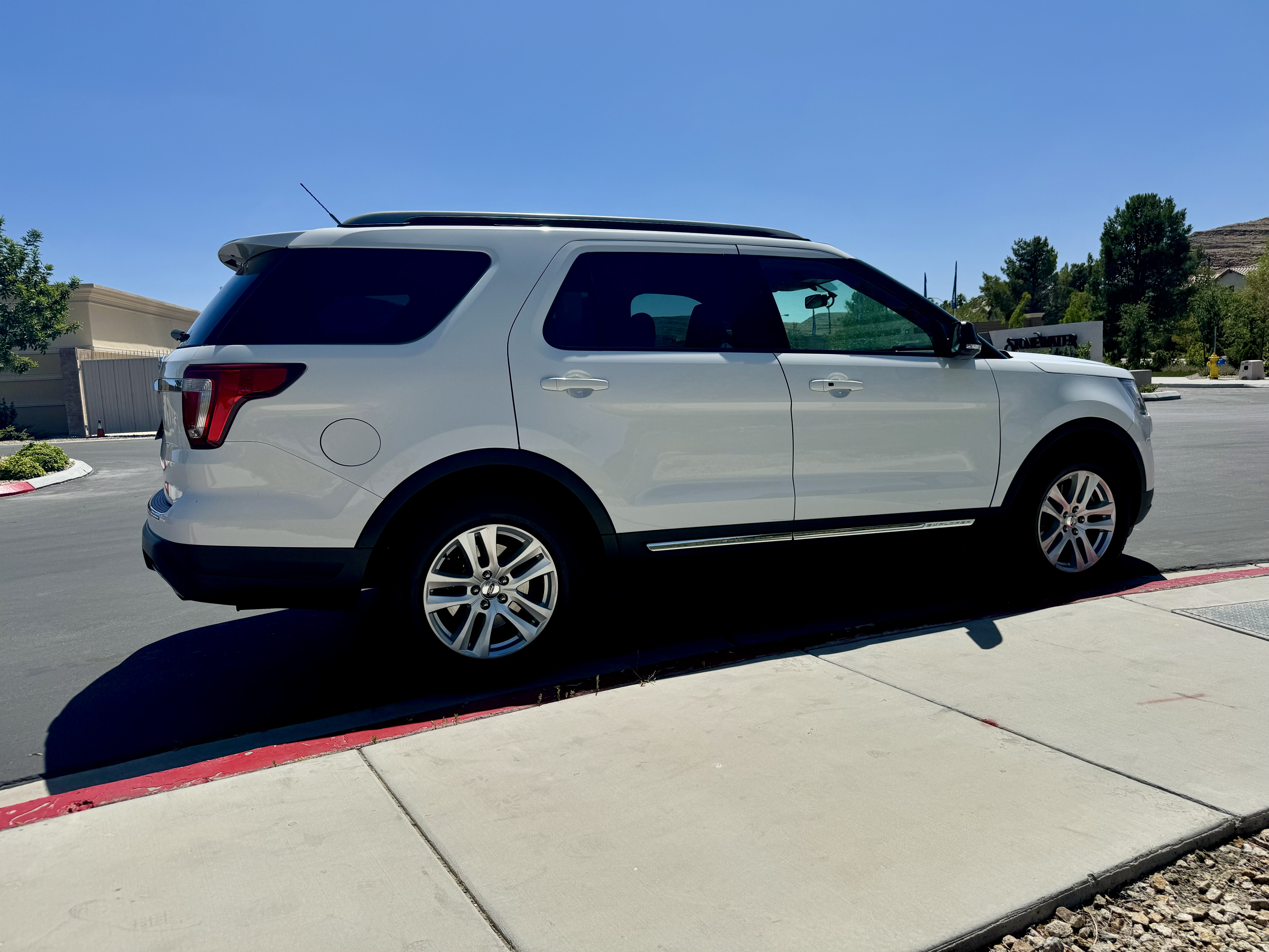 Used 2018 Ford Explorer XLT w/ Equipment Group 202A FWD image 5
