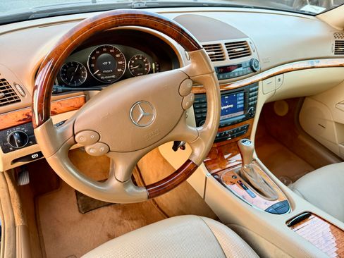 Used 2007 Mercedes-Benz E 550 4MATIC Sedan image 10