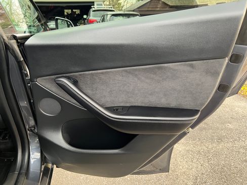 Used 2022 Tesla Model Y Long Range image 13