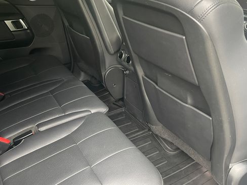 Used 2020 Land Rover Discovery HSE image 18