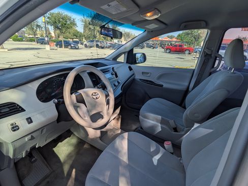 Used 2013 Toyota Sienna L w/ Towing Pkg image 14