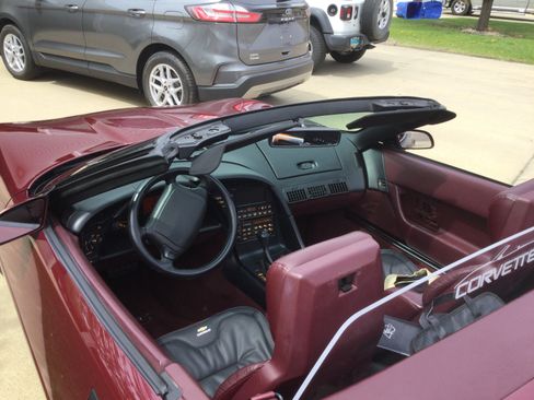 Used 1993 Chevrolet Corvette Convertible RWD image 8