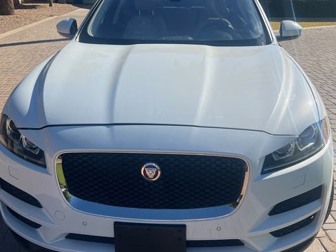 Used 2018 Jaguar F-PACE Premium image 10