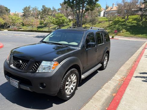 Used 2011 Nissan Pathfinder LE w/ Navigation Pkg AWD/4WD image 1