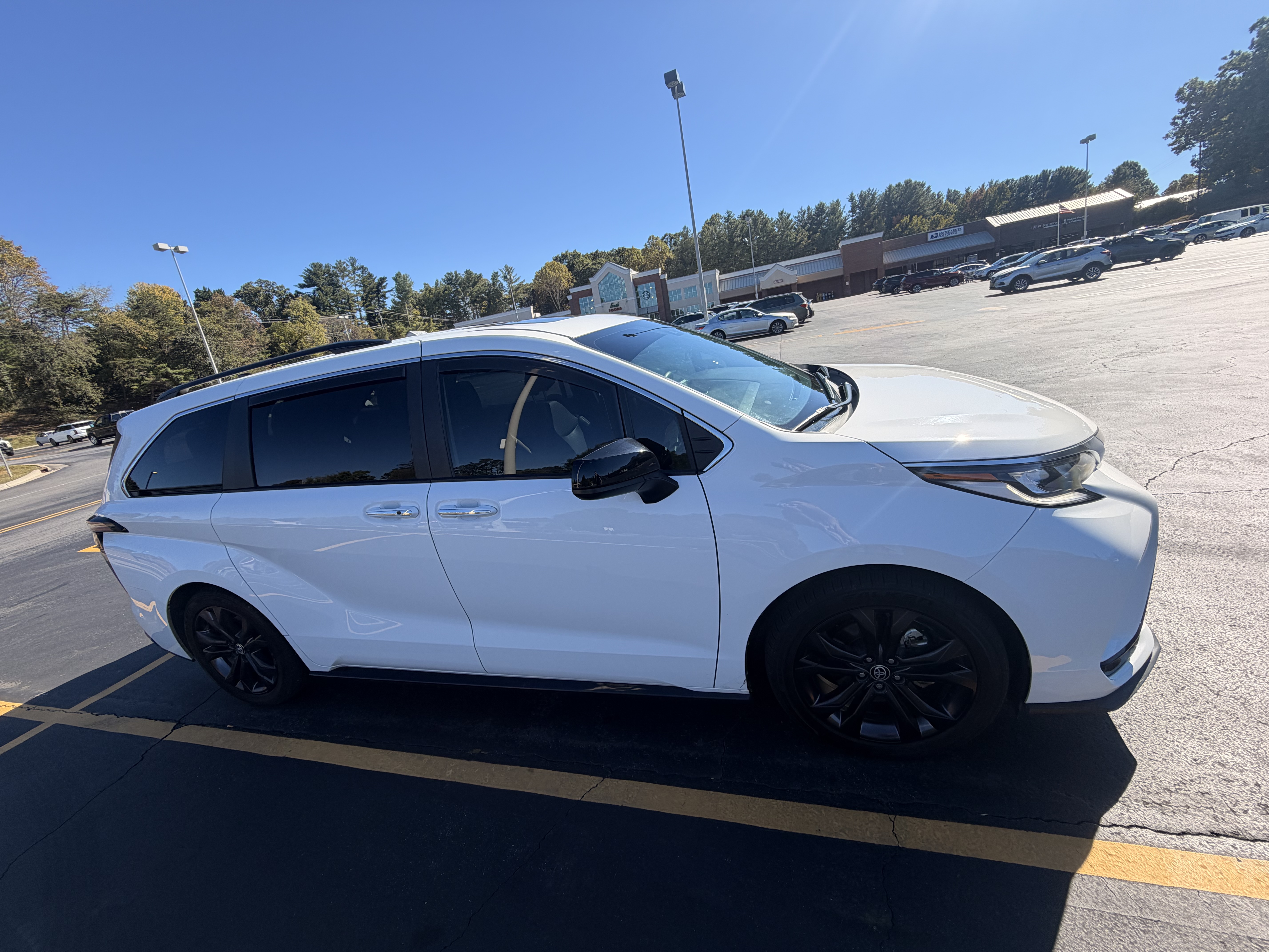 Used 2023 Toyota Sienna XSE FWD image 2