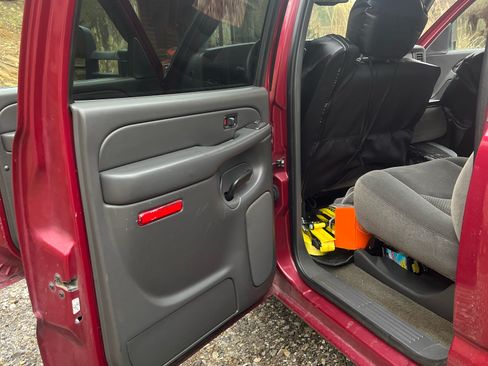 Used 2006 Chevrolet Silverado 2500 LT w/ Heavy-Duty Power Package image 9