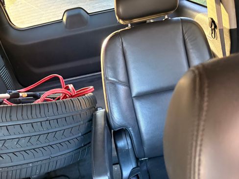 Used 2010 Cadillac Escalade Luxury image 6