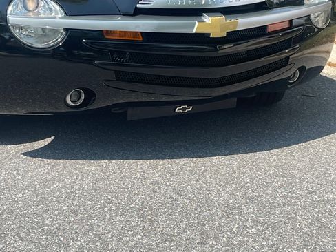 Used 2005 Chevrolet SSR w/ Preferred Equipment Group image 2