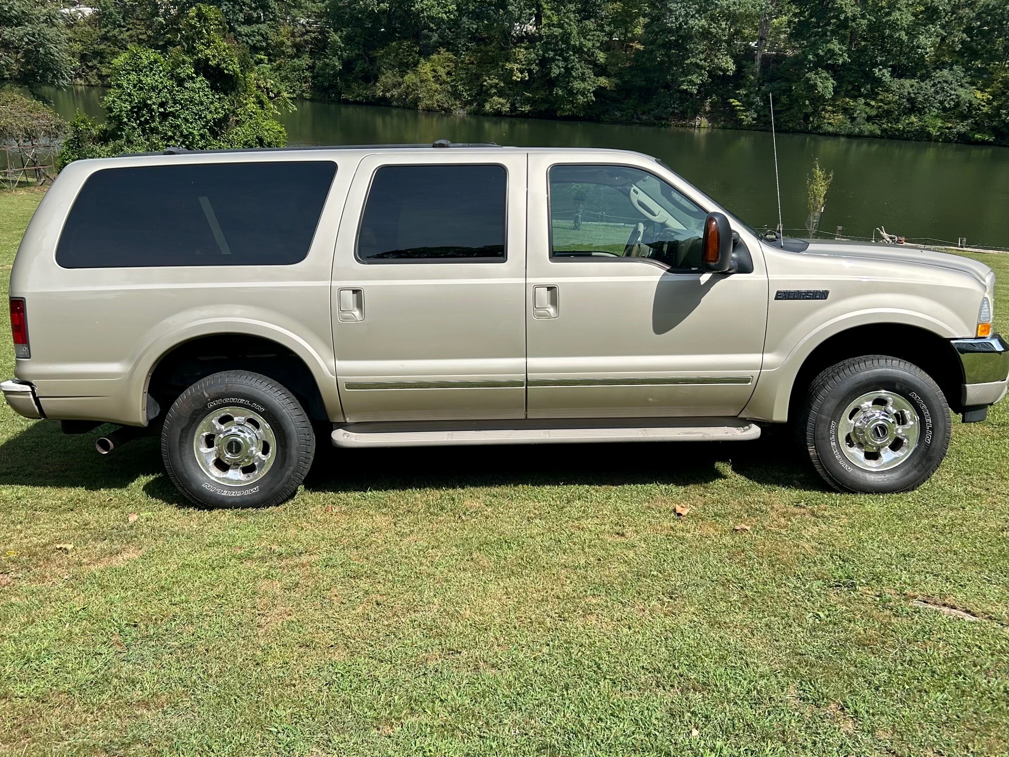 Used 2004 Ford Excursion Limited AWD/4WD image 2