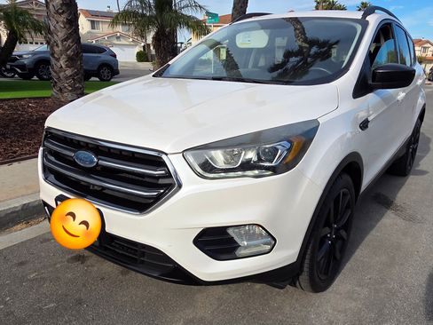 Used 2018 Ford Escape SE w/ SE Sport Appearance Package image 4