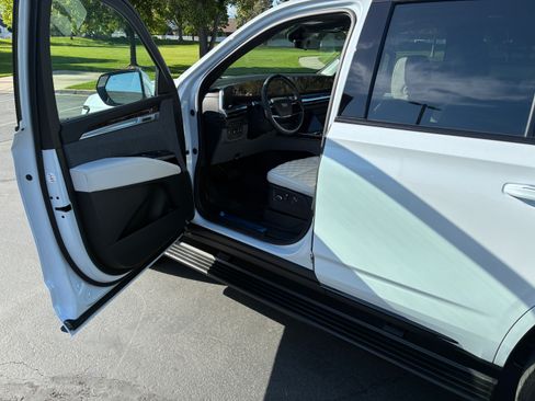 Used 2026 Cadillac Escalade Platinum Sport w/ LPO, ONYX Package AWD/4WD image 18