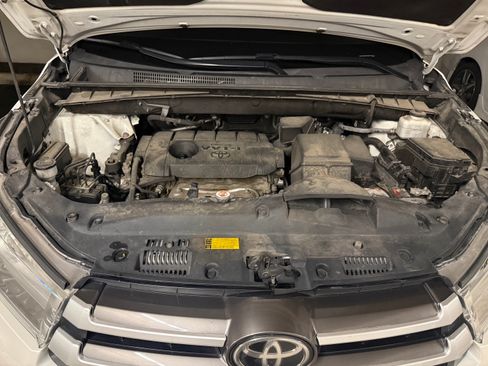 Used 2019 Toyota Highlander LE w/ Carpet Mat Package (TMS) image 17