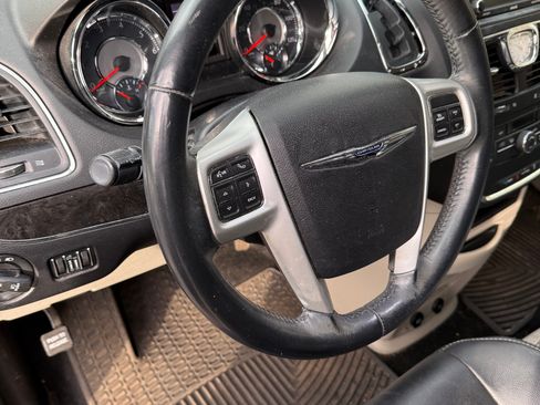 Used 2015 Chrysler Town & Country Touring image 14