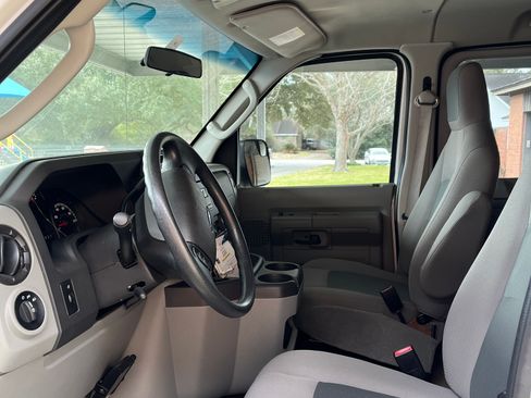 Used 2014 Ford E-350 and Econoline 350 XLT image 6