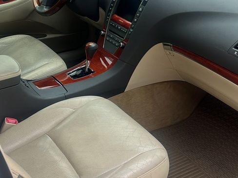 Used 2010 Lexus ES 350 w/ Preferred Accessory Package FWD image 12