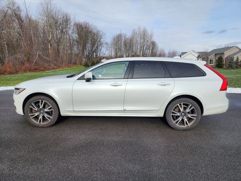 Used 2018 Volvo V90 T6 Cross Country w/ Convenience Package image 2