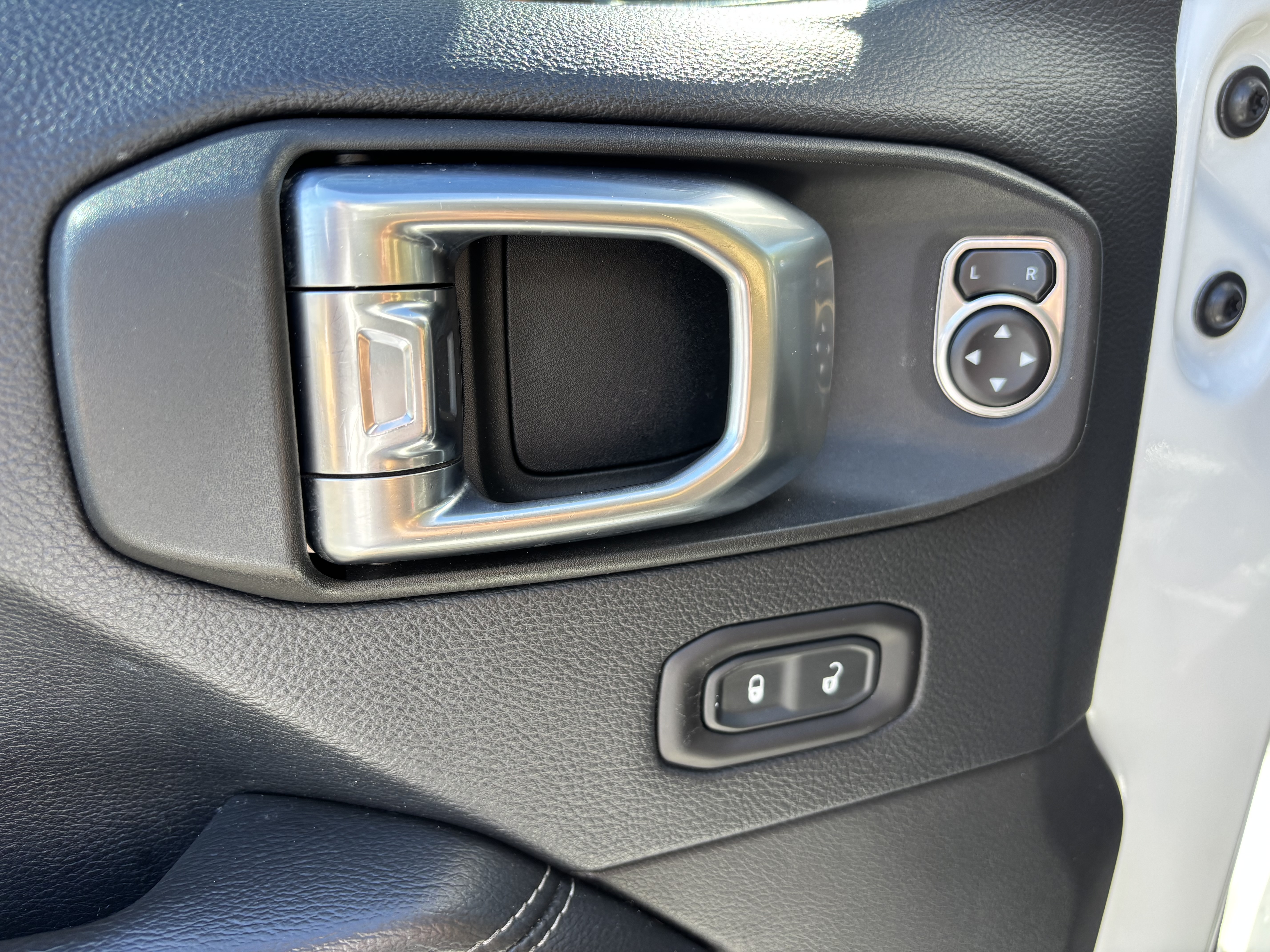 Used 2018 Jeep Wrangler Unlimited Sahara w/ Dual Top Group AWD/4WD image 19