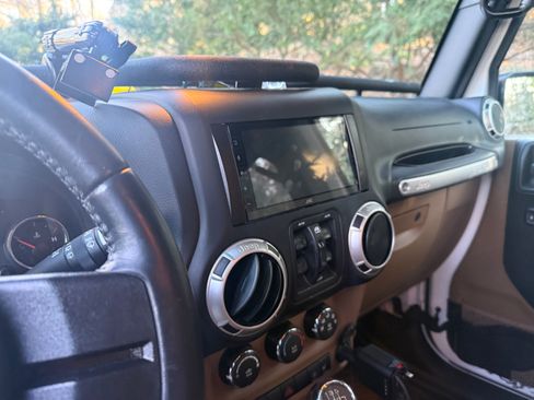 Used 2018 Jeep Wrangler Unlimited Rubicon w/ Connectivity Group image 13