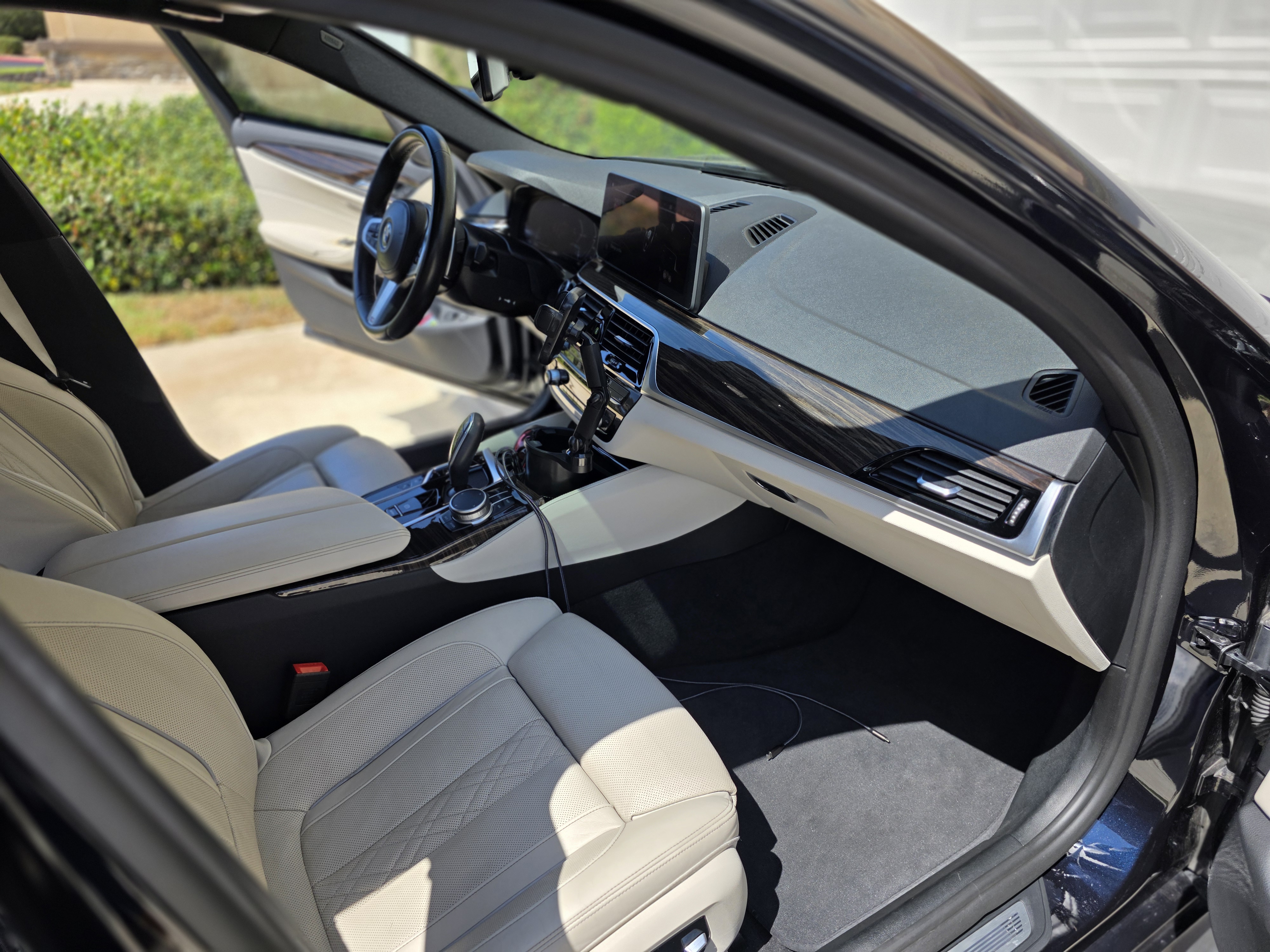 Used 2022 BMW 530e w/ M Sport Package RWD image 9