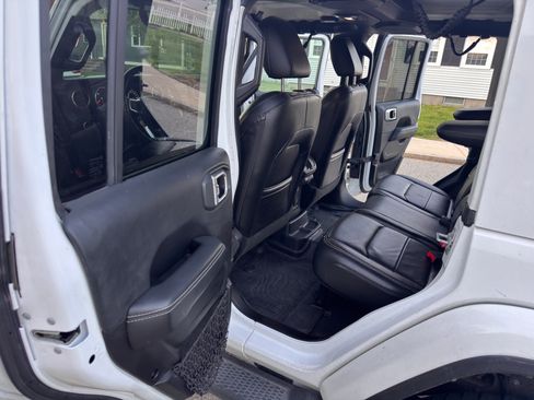 Used 2018 Jeep Wrangler Unlimited Sahara w/ Dual Top Group AWD/4WD image 23