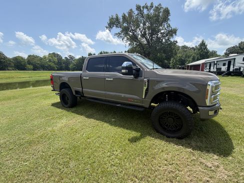 Used 2026 Ford F250 Platinum w/ Platinum Plus Package AWD/4WD image 2