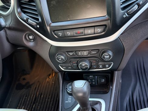 Used 2018 Jeep Cherokee Overland w/ Technology Group AWD/4WD image 16