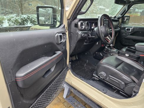 Used 2022 Jeep Gladiator Rubicon w/ Cold Weather Group image 16