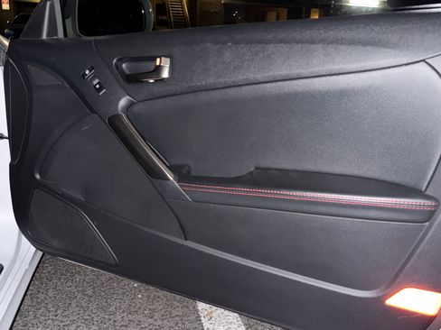 Used 2015 Hyundai Genesis 3.8 image 11