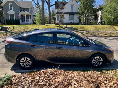 Used 2018 Toyota Prius Four w/ Advanced Technology Package image 1
