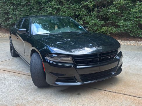 Used 2019 Dodge Charger SXT w/ Leather Interior Group RWD image 2